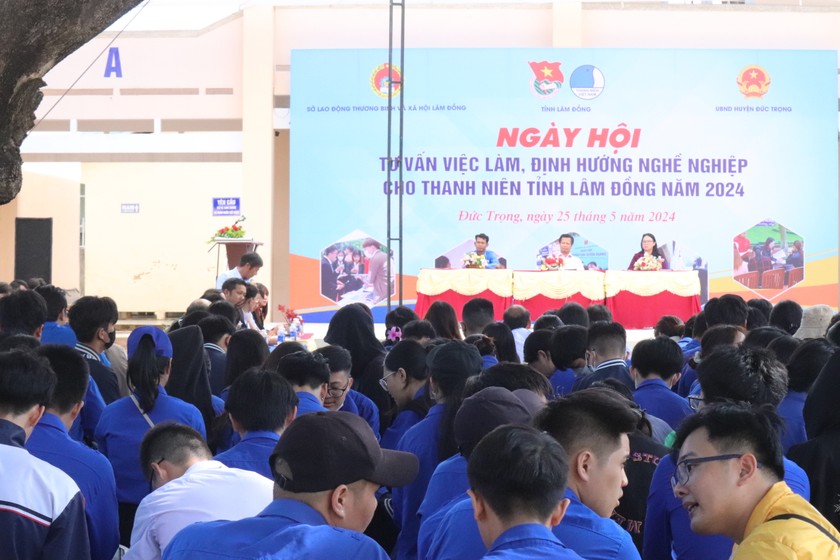 Hàng trăm đoàn viên thanh niên Lâm Đồng tham gia ngày hội tư vấn việc làm.