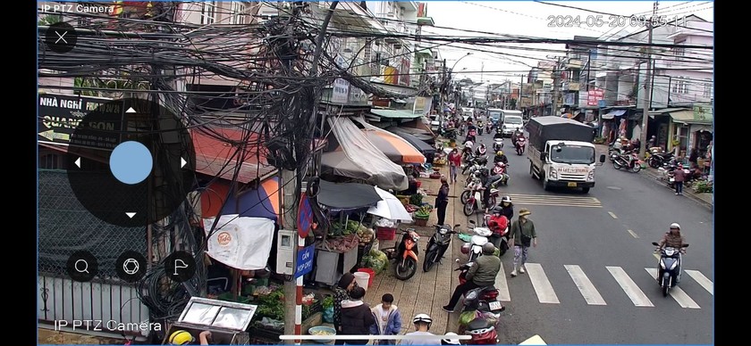 Tuyến đường Ngô Quyền thường xuyên xảy ra tình trạng chiếm dụng vỉa hè.