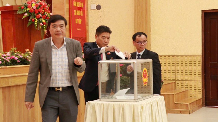 Các đại biểu HĐND bỏ phiếu bầu chức danh Chủ tịch HĐND tỉnh Lâm Đồng.