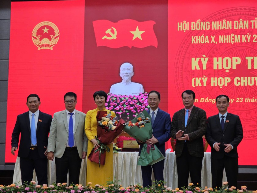 Tân Chủ tịch HĐND, UBND tỉnh Lâm Đồng nhận hoa chúc mừng.