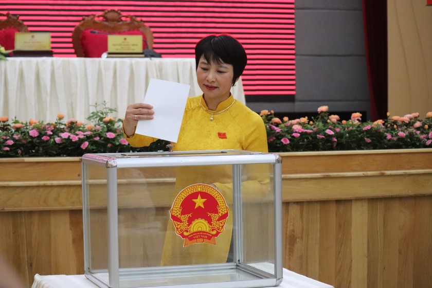 Tân Chủ tịch HĐND tỉnh bỏ phiếu bầu Chủ tịch UBND tỉnh.