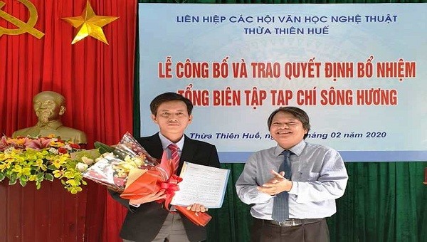 Nhà văn Hồ Đăng Thanh Ngọc (Chủ tịch Liên hiệp các Hội Văn học Nghệ thuật tỉnh Thừa Thiên – Huế) trao quyết định bổ nhiệm chức vụ Tổng Biên Tập tạp chí Sông Hương cho nhà thơ Lê Vĩnh Thái