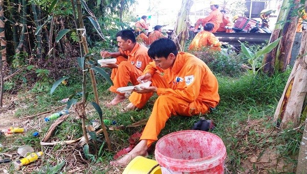 Không quản ngại ngày đêm, không quản ngại thời tiết khắc nghiệt để hoàn thành nhiệm vụ được giao; đó chính là trách nhiệm cũng là niềm tự hào của CBCNV ngành Điện.