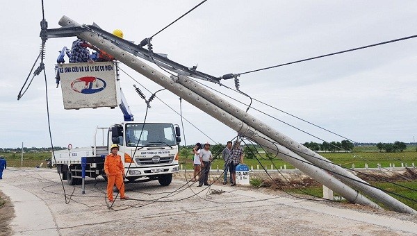 Điện lực Thừa Thiên - Huế đã huy động toàn bộ nhân lực và phương tiện chuyên dụng ra quân trải dài trên toàn bộ địa bàn quản lý