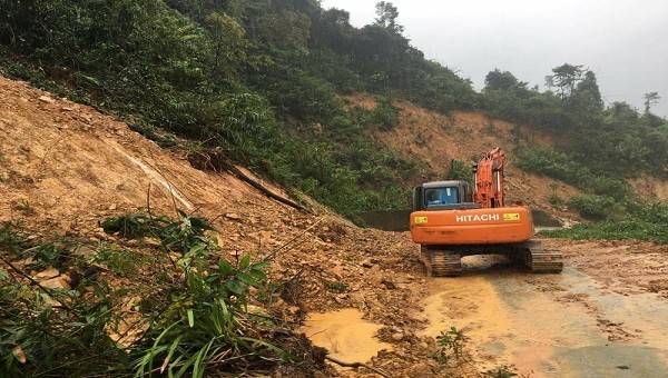 Lực lượng chức năng đang khắc phục các điểm sạt lở dẫn vào thủy điện Rào Trăng 3.