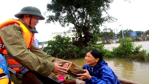  Bí thư Tỉnh ủy Lê Trường Lưu trao mỳ tôm cho bà con vùng trũng thôn Hòa Đức, xã Phong Hòa, huyện Phong Điền 