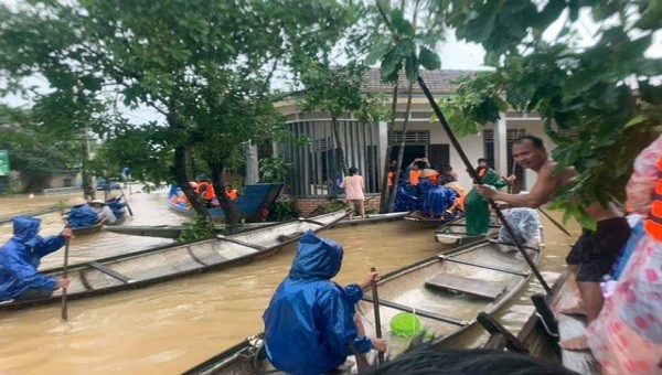 10 ngày qua, người dân xã Phong Bình sống trong cảnh bị ngập, thiếu thốn nhiều thứ.