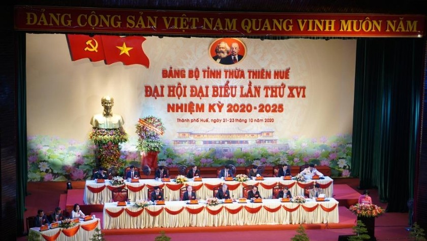 Đoàn Chủ tịch điều hành Đại hội đại biểu Đảng bộ tỉnh Thừa Thiên Huế lần thứ XVI.