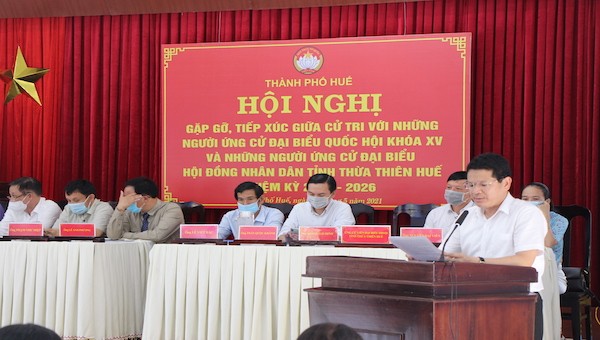 Ông Hoàng Hải Minh trình bày Chương trình hành động với cử tri.