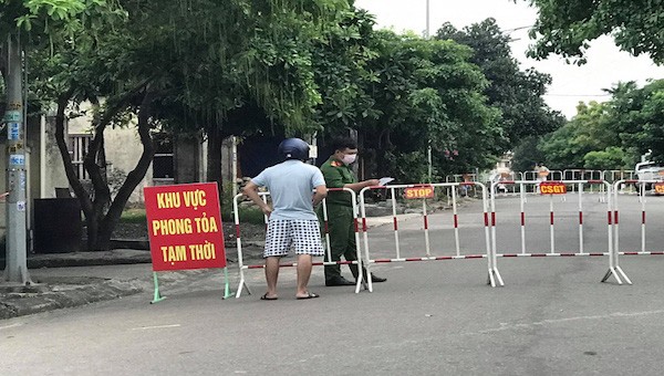 Cơ quan chức năng phong tỏa khu vực có ca nghi mắc Covid-19 ở TP. Đông Hà