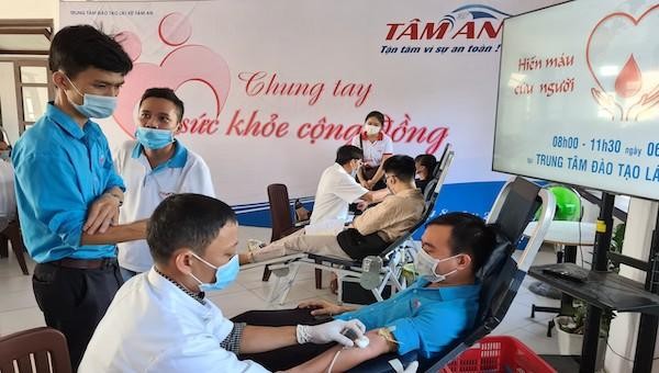 Học viên, giáo viên của Trung tâm đào tạo lái xe Tâm An tích cực tham gia Chương trình "Chung tay vì sức khỏe cộng đồng".