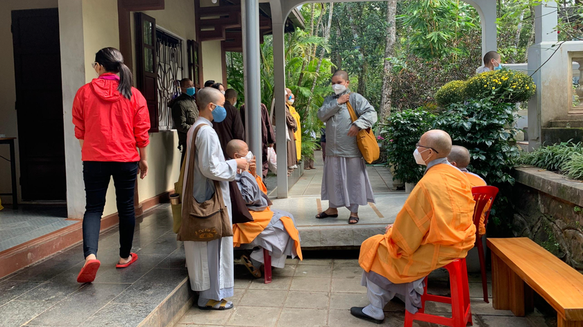 Nhiều tăng ni, phật tử tới chùa Từ Hiếu bái vọng từ xa