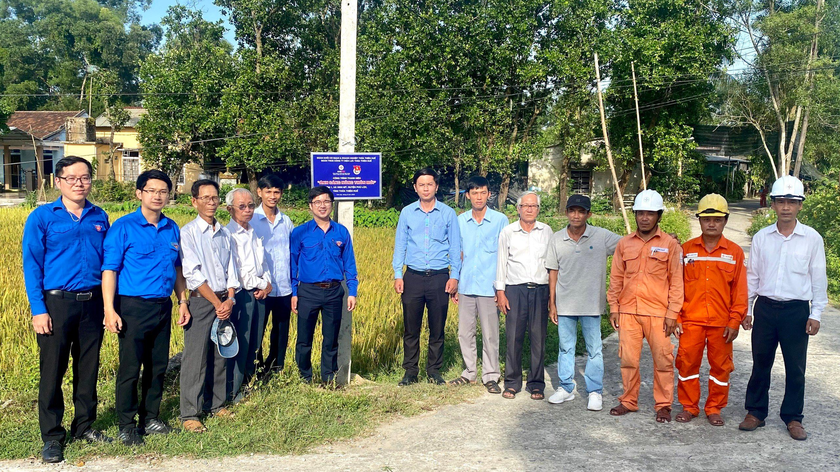 Đại diện địa phương, Đoàn khối Cơ quan và Doanh nghiệp Tỉnh và Đoàn thanh niên PC Thừa Thiên Huế cắt băng khánh thành công trình