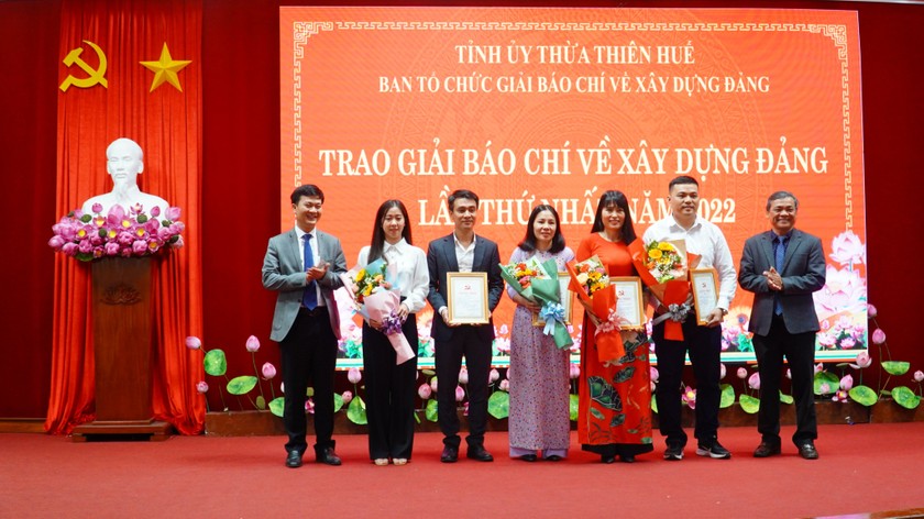 Phóng viên Lê Tám Bảy (đứng thứ 2 từ phải sang) nhận giải C “Búa liềm vàng” Thừa Thiên Huế lần thứ nhất.