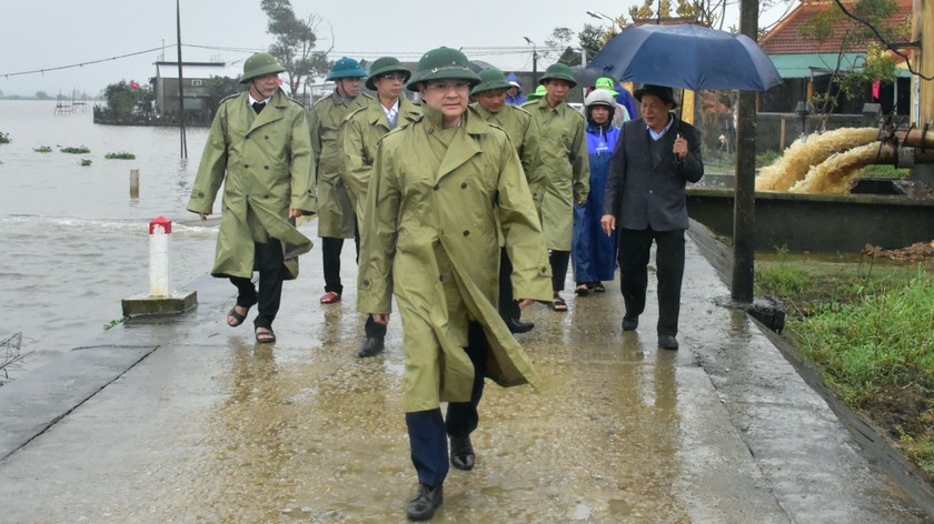 Ông Hoàng Hải Minh (Đi đầu) kiểm tra công tác tiêu úng khắc phục thiệt hại lúa vụ đầu xuân