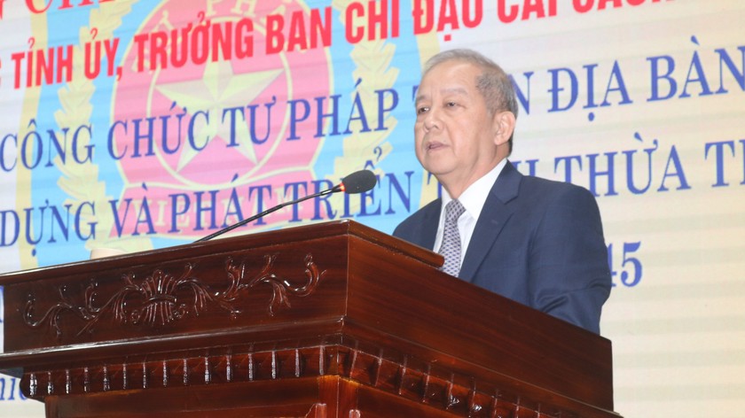 Ông Phan Ngọc Thọ nói chuyện với công chức Tư pháp trên địa bàn tỉnh