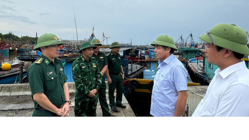 Phó Chủ tịch Thường trực UBND tỉnh Đoàn Ngọc Lâm (áo sọc) đi kiểm tra công tác phòng, chống bão số 3 tại TX Ba Đồn sáng nay 6/9