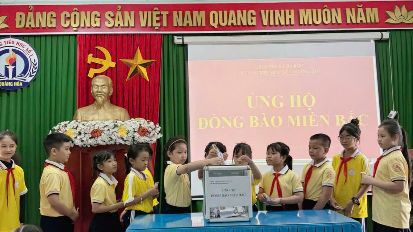 Học sinh Trường TH số 1 Quảng Hòa (TX. Ba Đồn) quyên góp, ủng hộ đồng bào bị lũ lụt miền Bắc.