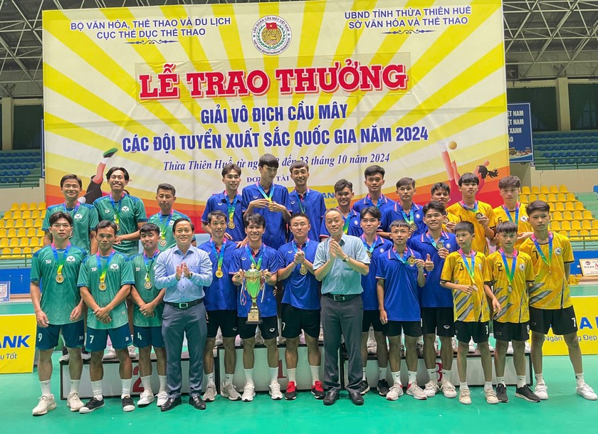 Ông Lê Thanh Sơn cùng đại diện Ngân hàng Nam Á Bank trao giải cho các VĐV ở nội dung đội tuyển 4 nam