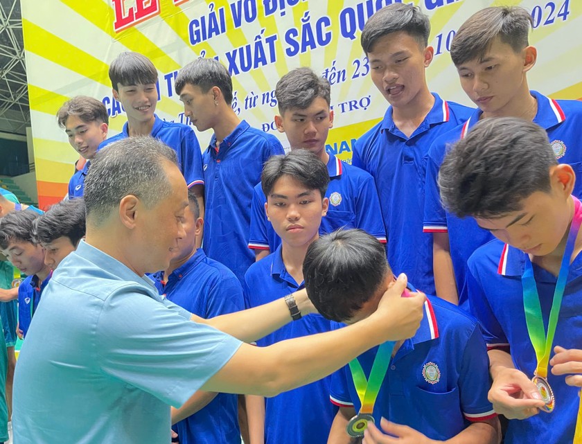 Ông Lê Thanh Sơn trao huy chương cho các VĐV