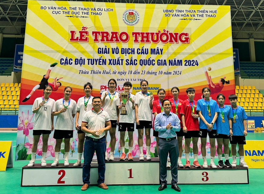 Ông Bùi Thành (GĐ Ngân hàng Nam Á Bank cụm TT. Huế) cùng đại diện báo PLVN trao giải đôi nữ