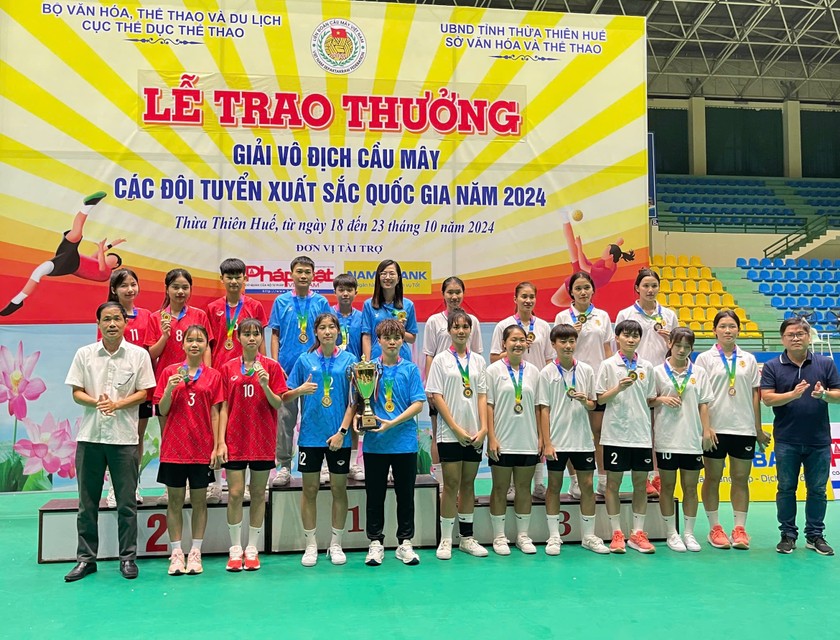 Trao cúp cho đội Nghệ An nội dung tuyển 3 nữ