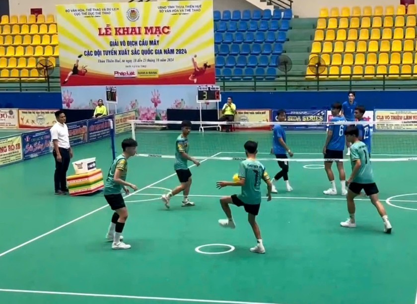 Về phía chủ nhà Thừa Thiên Huế (đang cầm cầu), đây là lần đầu tham dự giải và đã đoạt được HCĐ nội dung đội tuyển 4 nam.