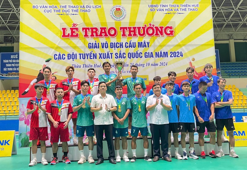 Trao cúp và Huy chương ở nội dung đội tuyển 3 nam
