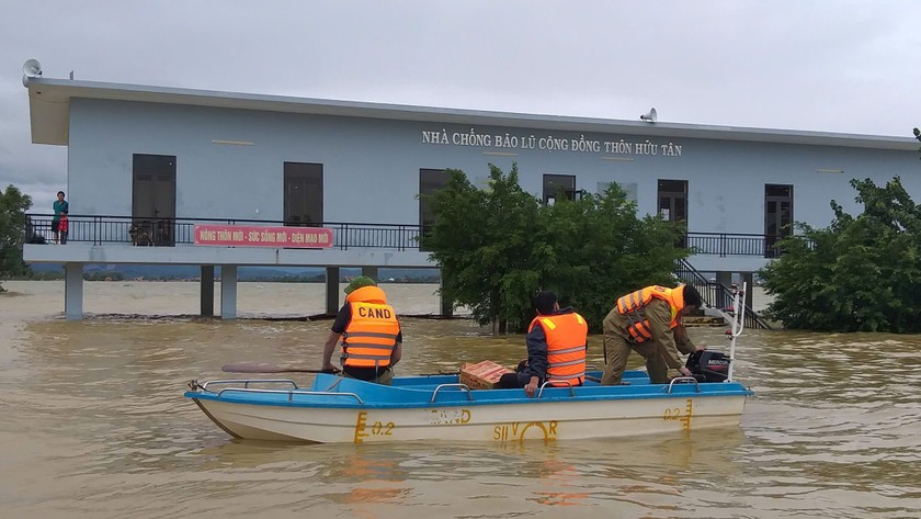 Vùng “ốc đảo” của xã Tân Ninh (huyện Quảng Ninh, Quảng Bình) đã có những chuyến hàng cứu trợ đầu tiên.