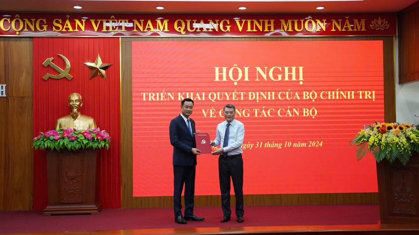 Ông Lê Minh Hưng - Trưởng Ban Tổ chức Trung ương trao Quyết định của Bộ Chính trị chuẩn y điều động, phân công ông Lê Ngọc Quang giữ chức Bí thư Tỉnh ủy Quảng Bình nhiệm kỳ 2020-2025.