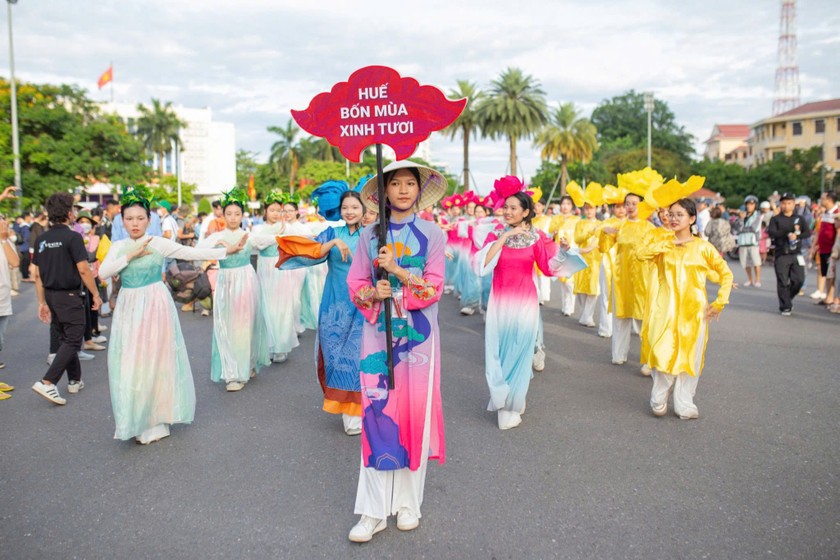 Lễ hội đường phố “Sắc màu văn hóa” thu hút hàng nghìn người dân, du khách tham dự.