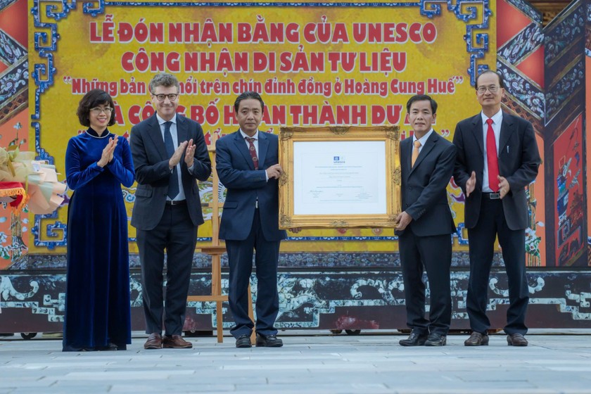 Đại diện Văn phòng UNESCO tại Việt Nam trao bằng công nhận “Những bản đúc nổi trên chín đỉnh đồng ở Hoàng cung Huế" là Di sản tư liệu thế giới.