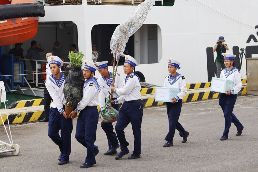 Vận chuyển hoa tươi, quà và nhu yếu lên tàu mang ra đảo.