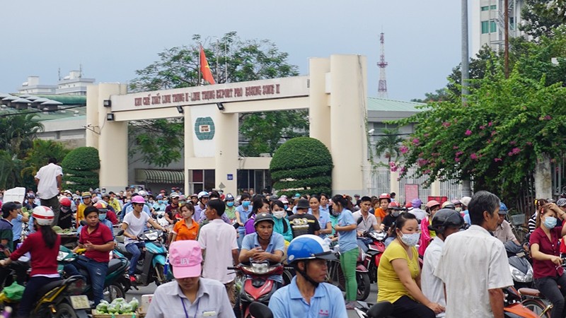 Công nhân Khu Chế Xuất Linh Trung II, Thủ Đức, TP HCM tan ca.