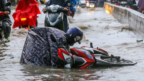 Mưa lớn đường ngập là nỗi ám ảnh của người dân TP HCM. 