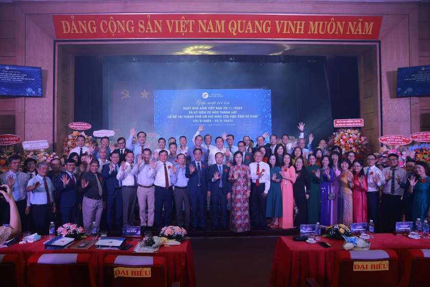 Các Thầy Cô giáo và viên chức, người lao động, giáo viên thỉnh giảng... những người cùng đồng hành với Học viện Tư pháp cơ sở TP.HCM trong suốt 20 năm qua ( Ảnh: Hoàng Thịnh)