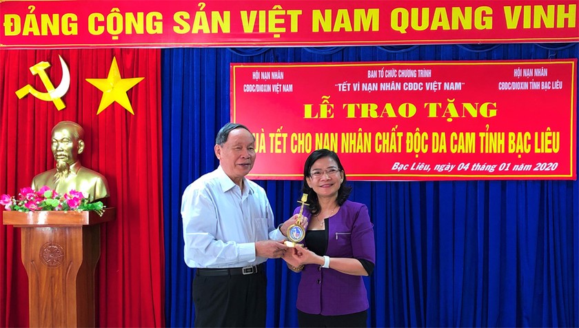 Tặng 50 suất quà cho nạn nhân chất độc da cam tại Bạc Liêu