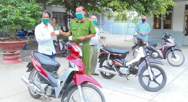 Lãnh đạo Công an huyện Phú Tân (An Giang) trao xe cho hộ nghèo trên địa bàn huyện.