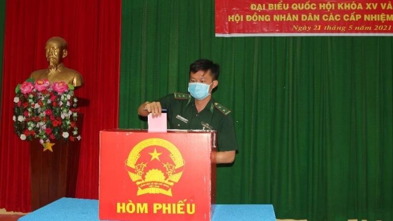 Cử tri bỏ phiếu tại điểm bỏ phiếu ở cụm đảo Hòn Khoai.