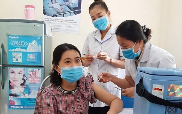 Phóng viên Báo Cà Mau tiêm mũi 01 vaccine phòng COVID-19.