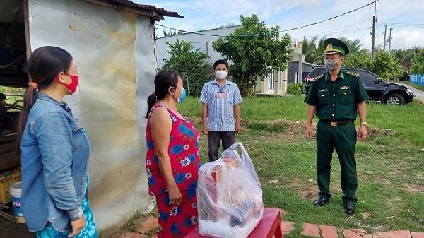 Thượng tá Doãn Đình Tránh, Phó Chính ủy Bộ chỉ huy bộ đội Biên phòng tỉnh Kiên Giang đến thăm, tặng quà cho hộ nghèo huyện biên giới Giang Thành.