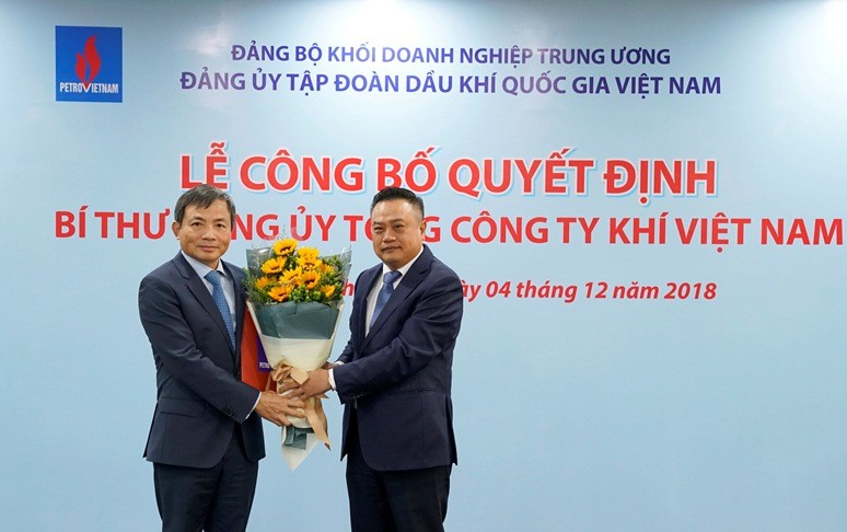 Chủ tịch PVN Trần Sỹ Thanh (phải) trao Quyết định Bí thư Đảng ủy PV GAS cho ông Nguyễn Sinh Khang