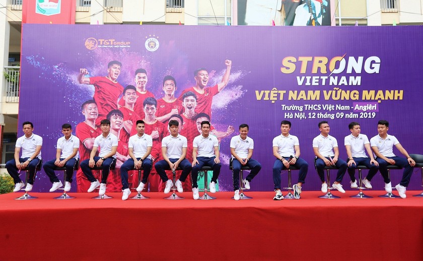 Cầu thủ CLB Hà Nội giao lưu với học sinh