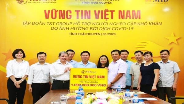 Tập đoàn T&T Group trao quà cho đại diện lãnh đạo tỉnh Thái Nguyên 