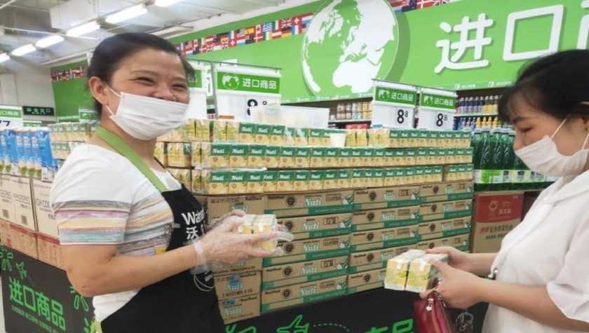 Sữa đậu nành NutiFood trong siêu thị của Walmart.