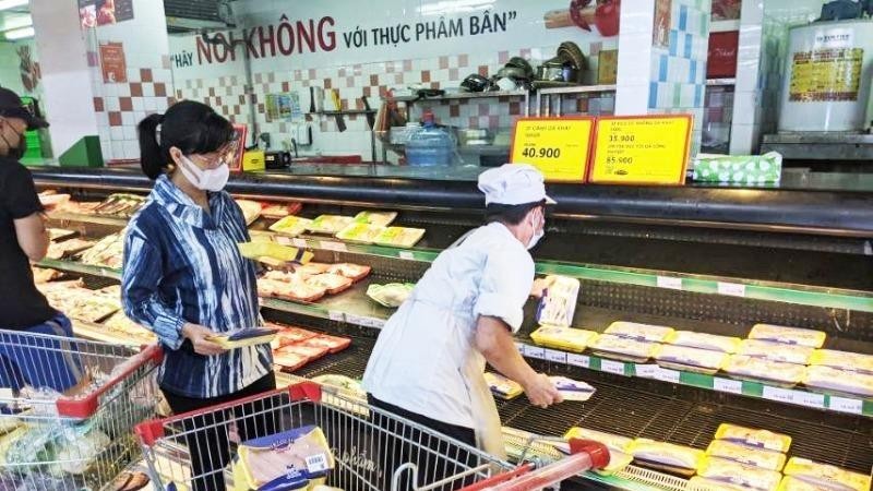 Người tiêu dùng ưa thích thịt gà tươi, heo sạch ở Vinmart/Vinmart+