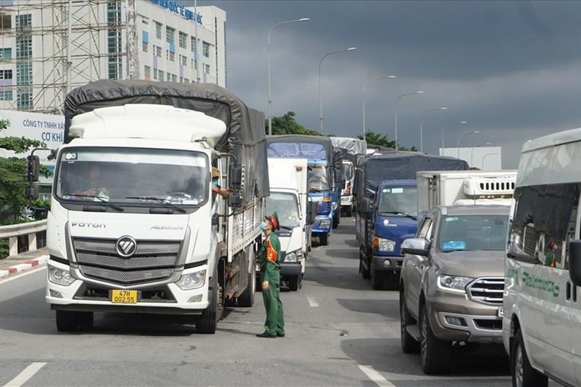 Xe chở hàng ùn tắc khi vào TP Hồ Chí Minh những ngày gần đây.