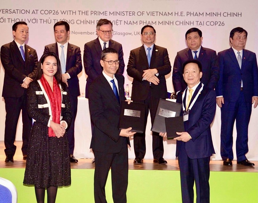 Ông Đỗ Quang Hiển, Chủ tịch HĐQT kiêm Tổng Giám đốc Tập đoàn T&T Group và ông Patrick Lee, Chủ tịch Standard Chartered Việt Nam, Giám đốc Standard Chartered Singapore và thị trường ASEAN trao biên bản ghi nhớ tài trợ vốn 6 tỷ USD cho các dự án xanh của T&T Group