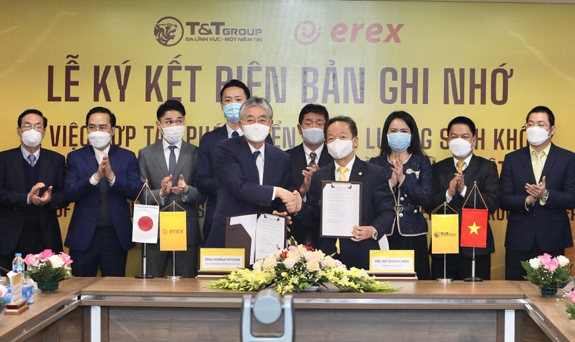 Chủ tịch HĐQT kiêm Tổng Giám đốc Tập đoàn T&T Group Đỗ Quang Hiển và Chủ tịch HĐQT kiêm Tổng Giám đốc Tập đoàn EREX Honna Hitoshi ký biên bản ghi nhớ hợp tác trong lĩnh vực năng lượng sinh khối tại Việt Nam.