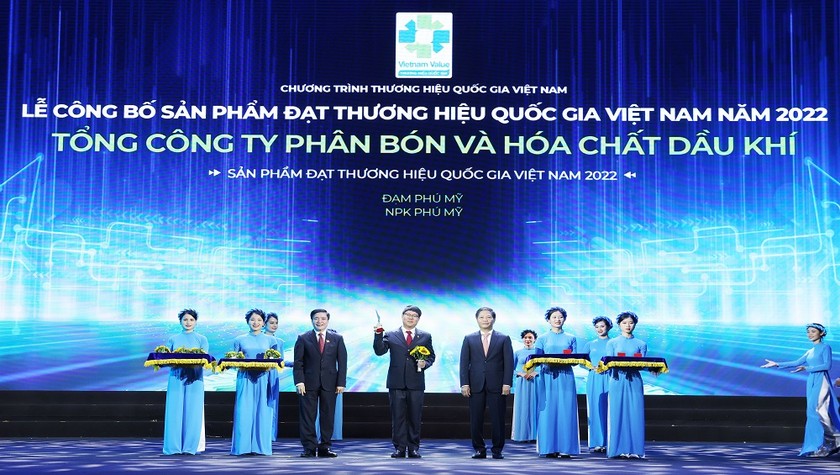 Ông Tạ Quang Huy - Phó Tổng Giám đốc đại diện PVFCCo nhận biểu trưng Thương hiệu Quốc gia.